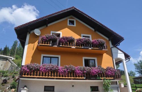 Steinhaus am Semmering House | Inviting Privatzimmer Bendl: Family & Pet-Friendly Retreat