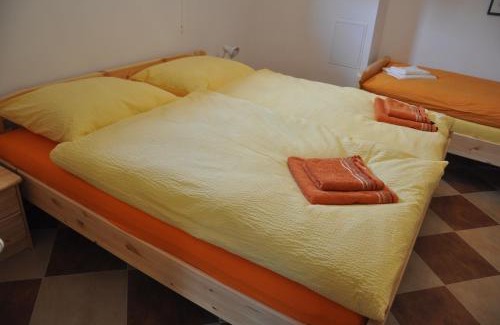 Steinhaus am Semmering House | Inviting Privatzimmer Bendl: Family & Pet-Friendly Retreat
