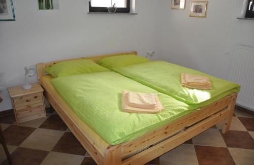 Steinhaus am Semmering House | Inviting Privatzimmer Bendl: Family & Pet-Friendly Retreat
