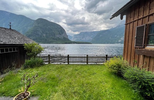 Hallstatt House | Cozy Privatzimmer am See: Family-Friendly Retreat Awaits
