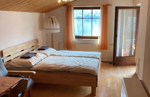 Hallstatt House | Cozy Privatzimmer am See: Family-Friendly Retreat Awaits
