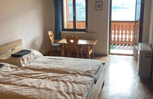 Hallstatt House | Cozy Privatzimmer am See: Family-Friendly Retreat Awaits