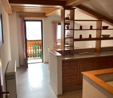 Hallstatt House | Cozy Privatzimmer am See: Family-Friendly Retreat Awaits