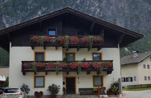 Lienz House | Highly Rated Privatzimmer Bundschuh - Your Perfect Getaway