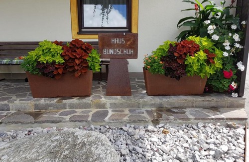 Lienz House | Highly Rated Privatzimmer Bundschuh - Your Perfect Getaway