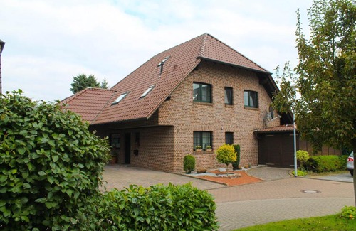 Luttingen House | Cozy Privatzimmer Lüttingen with Bike Garage for Families