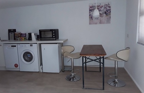Bournemouth Cabin | Cozy Garden Studio with Kitchen and Breakfast Included