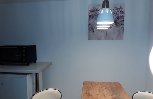 Bournemouth Cabin | Cozy Garden Studio with Kitchen and Breakfast Included