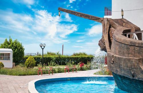 Elenite Apartment | Oceanfront Privilege Fort Beach Apartments with Pool & Spa