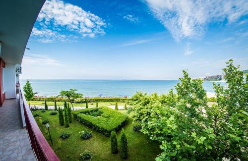 Elenite Apartment | Oceanfront Privilege Fort Beach Apartments with Pool & Spa