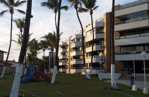 Pouso Alegre Buraquinho Apartment | Oceanfront Oasis: 24-Hour Service & Pool with Ocean Views