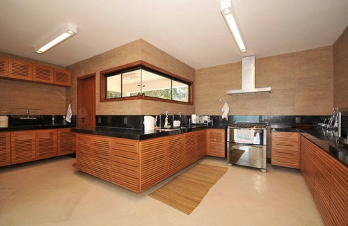 Brava House | Oceanfront Bliss: Poolside Comfort Near Rua das Pedras
