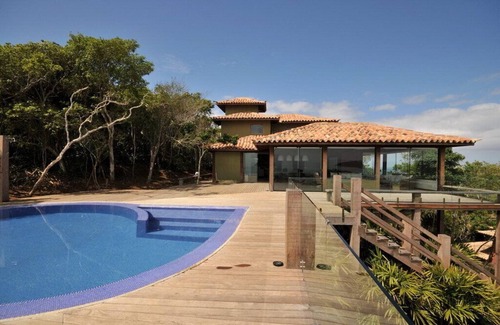 Brava House | Oceanfront Bliss: Poolside Comfort Near Rua das Pedras