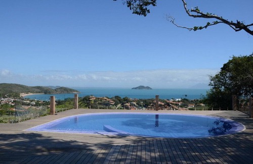 Brava House | Oceanfront Bliss: Poolside Comfort Near Rua das Pedras
