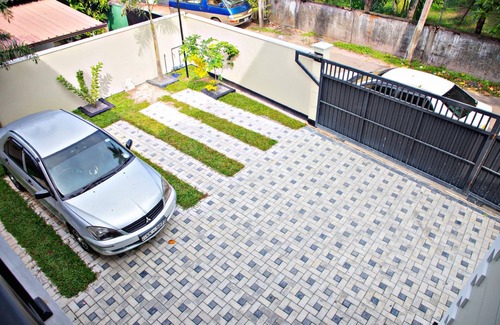 Pinwatta Apartment | Budget-Friendly Priyalanka Apartments with Kitchen & Breakfast
