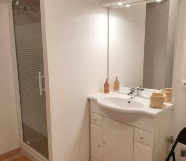 Tille Apartment | Conveniently Located Hotel O Nature Near Airport