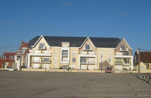 Le Crotoy Apartment | Stay at Our Oceanfront Residence with Stunning Sea Views