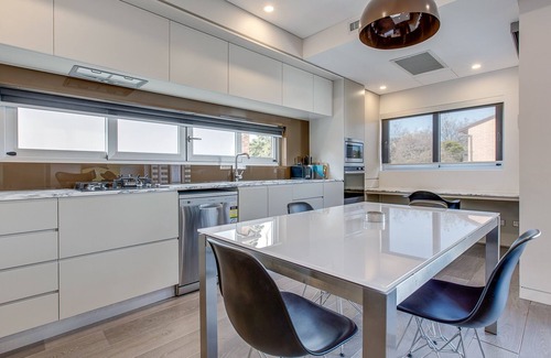 Cremorne Apartment | Convenient Living Near the City with Family-Friendly Amenities