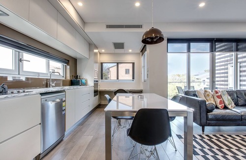 Cremorne Apartment | Convenient Living Near the City with Family-Friendly Amenities