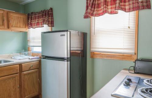 Lincoln Hotel | Inviting Profile Motel & Cottages with Pool and Kitchen