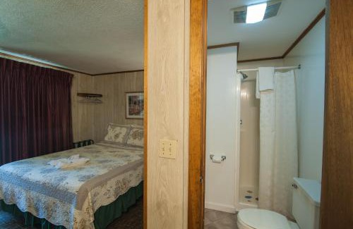 Lincoln Hotel | Inviting Profile Motel & Cottages with Pool and Kitchen