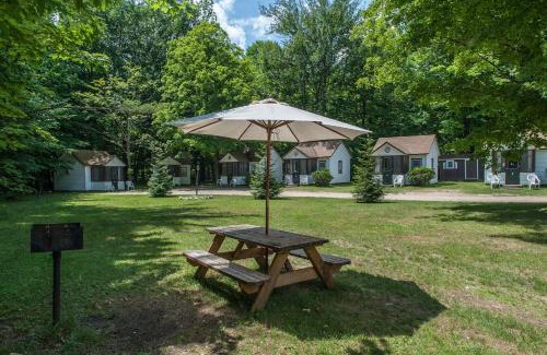 Lincoln Hotel | Inviting Profile Motel & Cottages with Pool and Kitchen