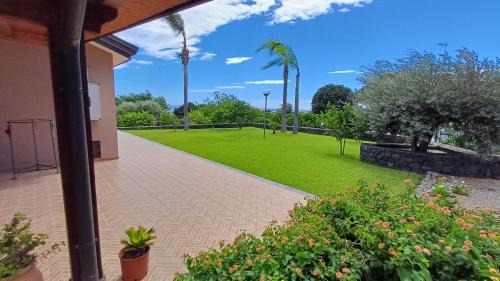 Santa Tecla House | Inviting Profumo di Zagara Acireale: 4-Star Family Retreat