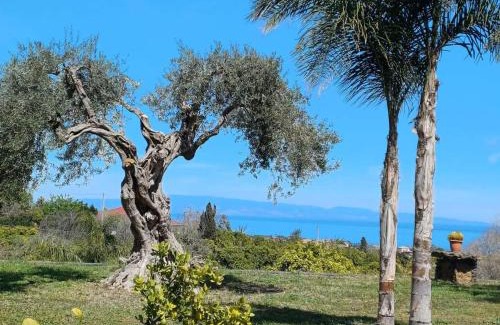 Santa Tecla House | Inviting Profumo di Zagara Acireale: 4-Star Family Retreat
