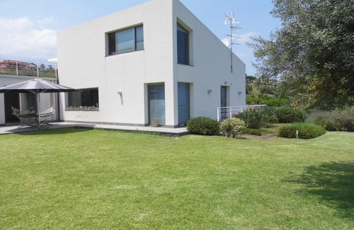 Santa Venerina House | Pet-Friendly Retreat at Profumo Di Zagara with Hot Tub