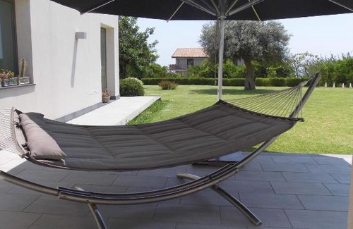 Santa Venerina House | Pet-Friendly Retreat at Profumo Di Zagara with Hot Tub