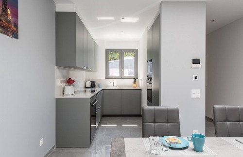 Paradiso Apartment | Discover Comfort at Promenade Apartments with Spa & Pet Services