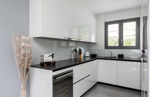 Paradiso Apartment | Discover Comfort at Promenade Apartments with Spa & Pet Services