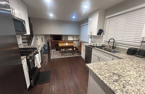 Streamwood House | Discover a Cozy Family Retreat with Fast WiFi & Spa