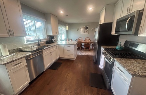 Streamwood House | Discover a Cozy Family Retreat with Fast WiFi & Spa