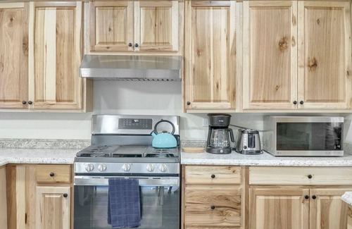 Fox Valley House | Unbeatable Stay with Fast Wi-Fi, Pool & Pet-Friendly Comfort