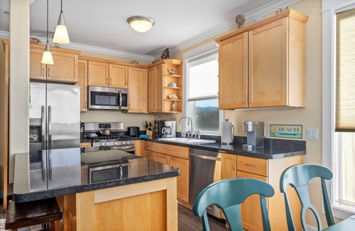 Lincoln City Condo | Oceanfront Condo with Hot Tub & Pool - Guest Rated 9.8