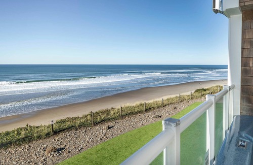 Lincoln City Condo | Oceanfront Condo with Hot Tub & Pool - Guest Rated 9.8