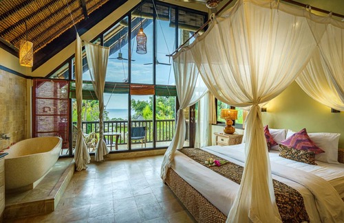 Temukus Villa | Beachfront Retreat with Private Pool and Cozy Firepit
