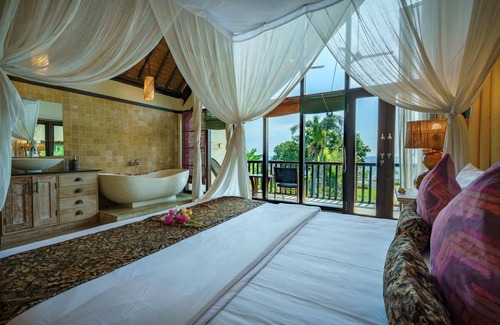 Temukus Villa | Beachfront Retreat with Private Pool and Cozy Firepit