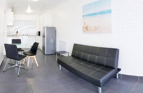 Oak Park Villa | Budget-Friendly 2 Bedroom Unit Steps from Train Station