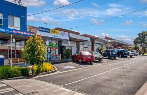 Oak Park Villa | Budget-Friendly 2 Bedroom Unit Steps from Train Station