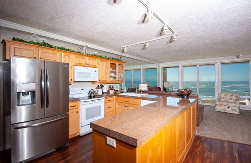 Depoe Bay Condo | Oceanfront Condo with Private Hot Tub & Indoor Pool Awaits