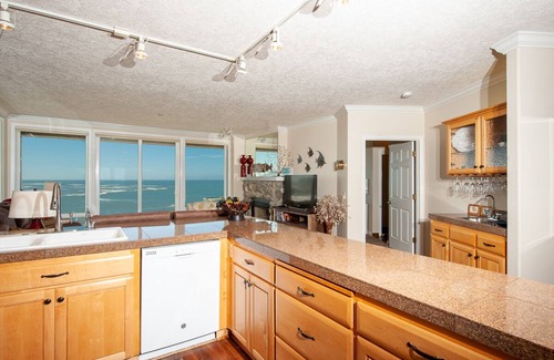 Depoe Bay Condo | Oceanfront Condo with Private Hot Tub & Indoor Pool Awaits