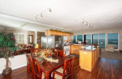 Depoe Bay Condo | Oceanfront Condo with Private Hot Tub & Indoor Pool Awaits