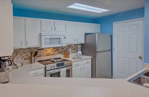 Clearwater Condo | Perfect Getaway at Clearwater Beach with Pool & Ocean Views