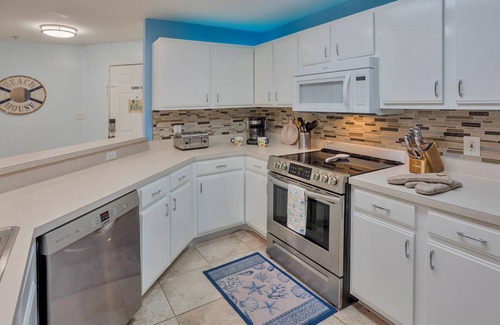 Clearwater Condo | Perfect Getaway at Clearwater Beach with Pool & Ocean Views