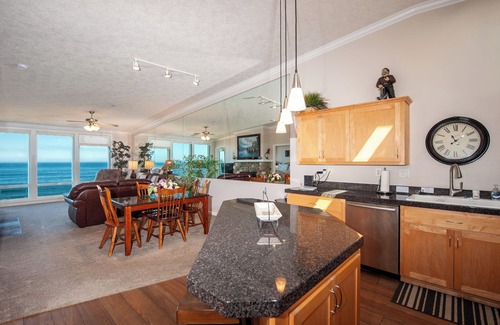 Depoe Bay Condo | Exceptional Oceanfront Condo with Indoor Pool and Spa Access