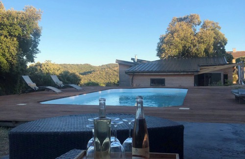 Lirac House | Last-Minute Getaway: Cozy Wooden House with Pool