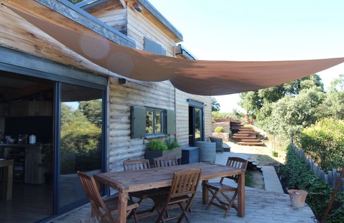 Lirac House | Last-Minute Getaway: Cozy Wooden House with Pool