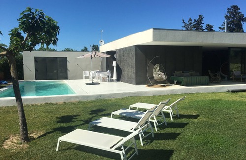 L'Escala House | Eco-Friendly Retreat for 10 with Private Pool & Ocean View
